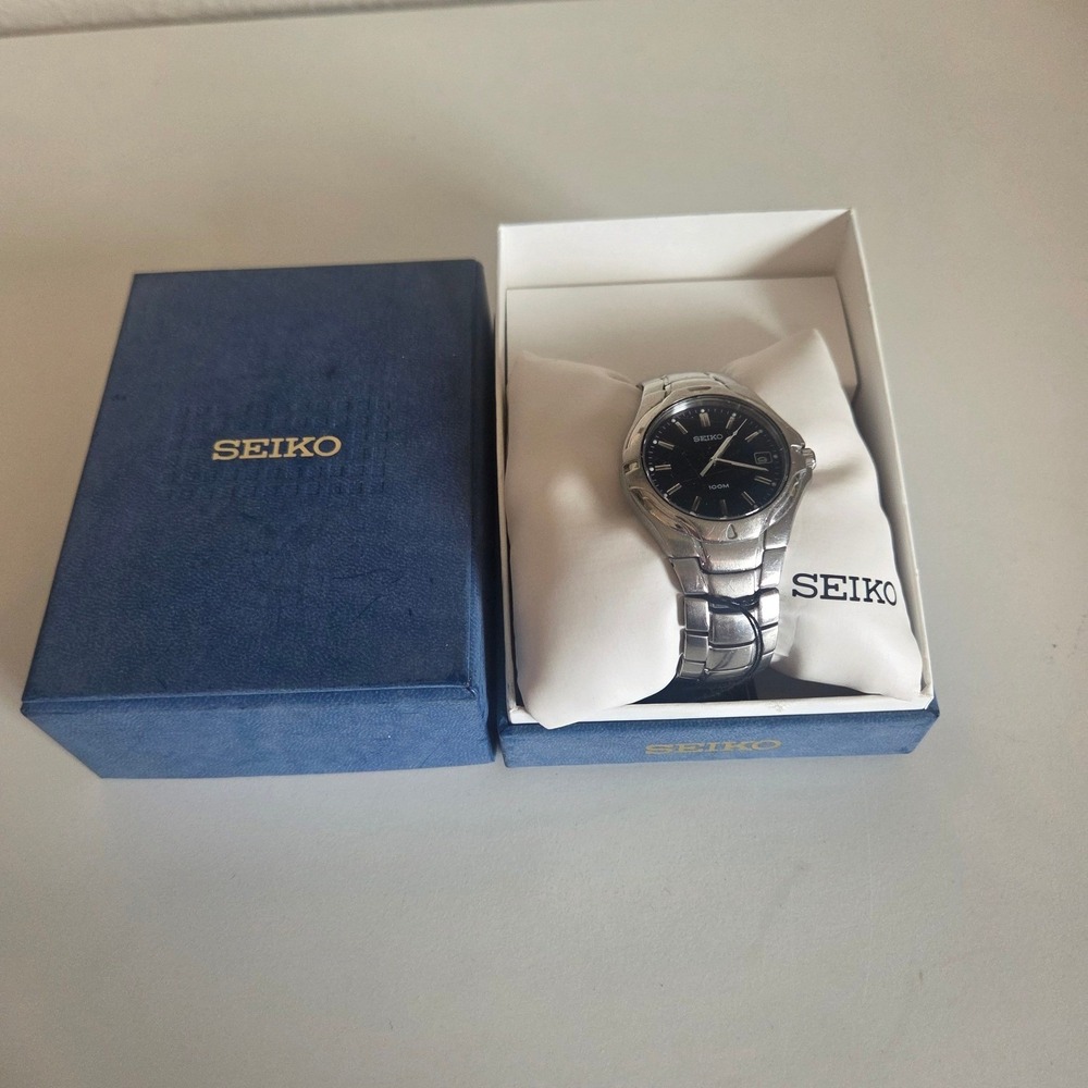 Seiko SGE507 Mens Stainless Steel Watch Black Dial 100M Water Resistant Box Set